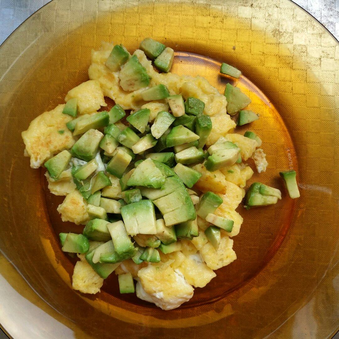 宝宝辅食：喷香早餐-牛油果鸡蛋黄油焗面包（12m+）