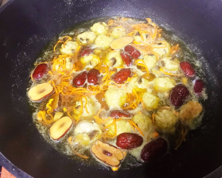 虫草花香菇肉丸红枣枸杞汤的做法