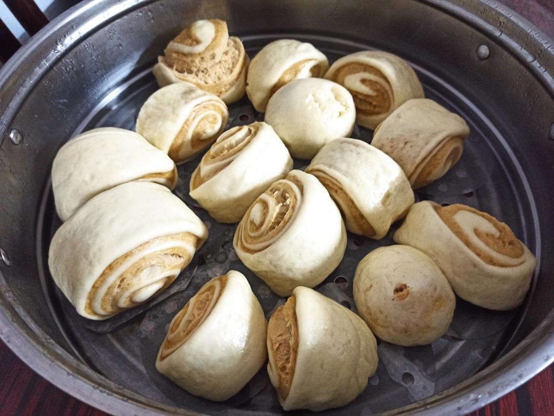 漂亮的奶香红糖双色馒头 蓬松暄软还拉丝