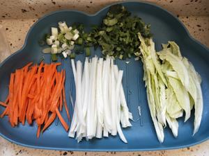 火腿白菜玉米面条的做法 步骤2