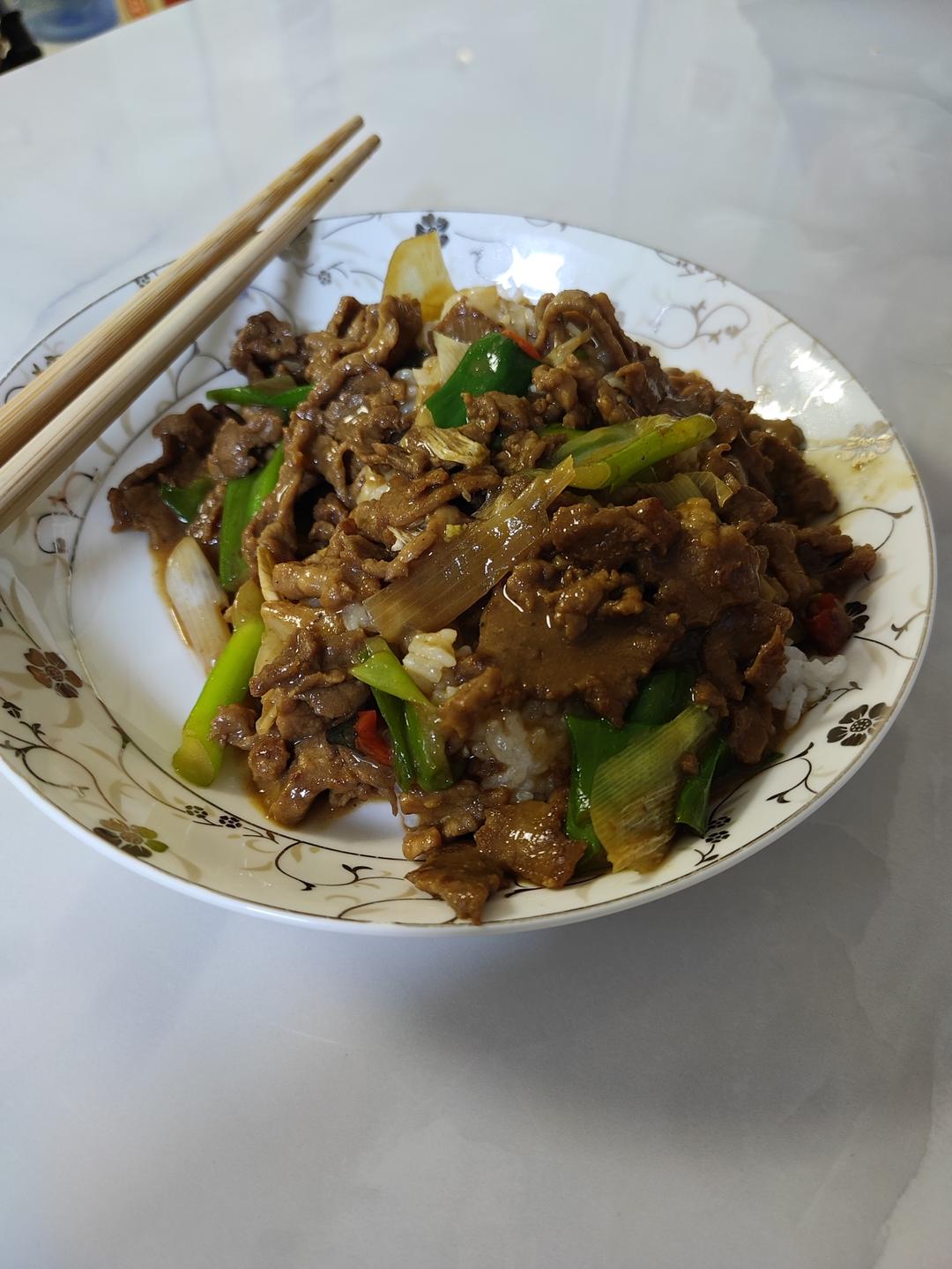 厨师长教你：“葱爆牛肉”的家常做法，葱香味浓郁先收藏起来