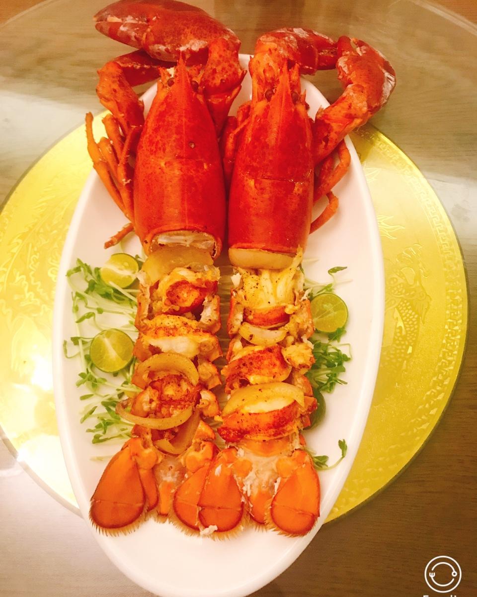 紫红女人做的黄油波士顿龙虾