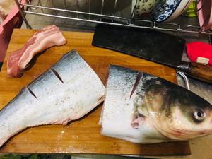 农家侉炖胖头鱼的做法 步骤2