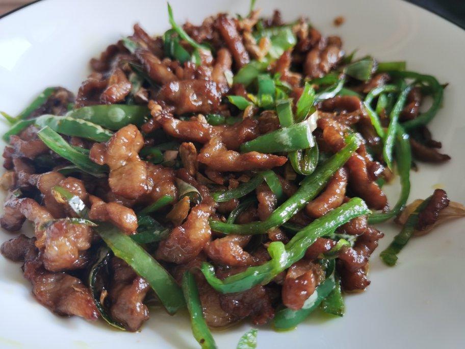 经典的家常菜，青椒炒肉丝，简单的食材也能做出如此美味