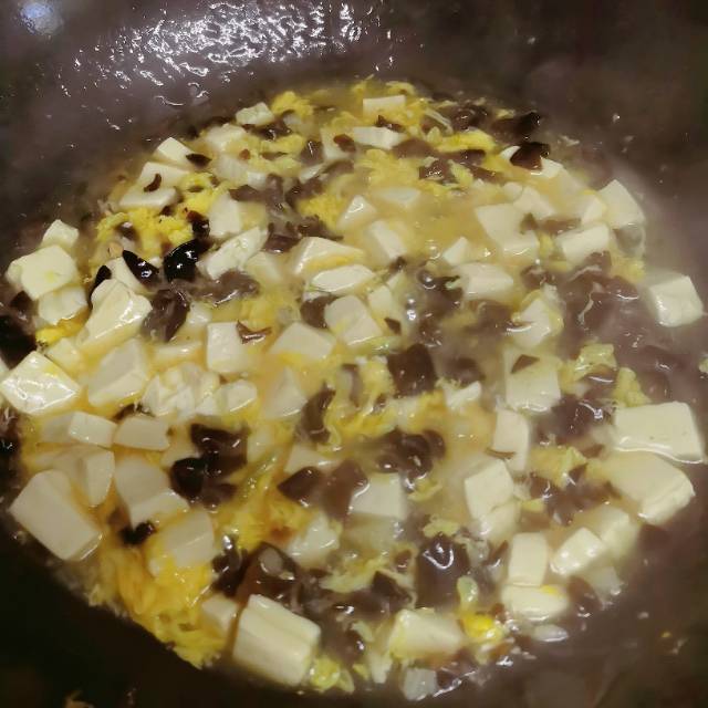 最适合没牙的老人家的营养快手菜-木耳蛋液豆腐羹