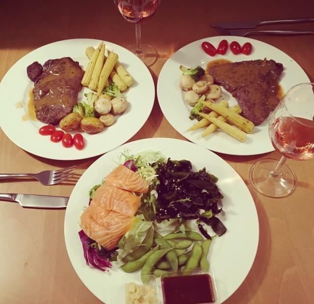 牛排两个人的烛光晚餐