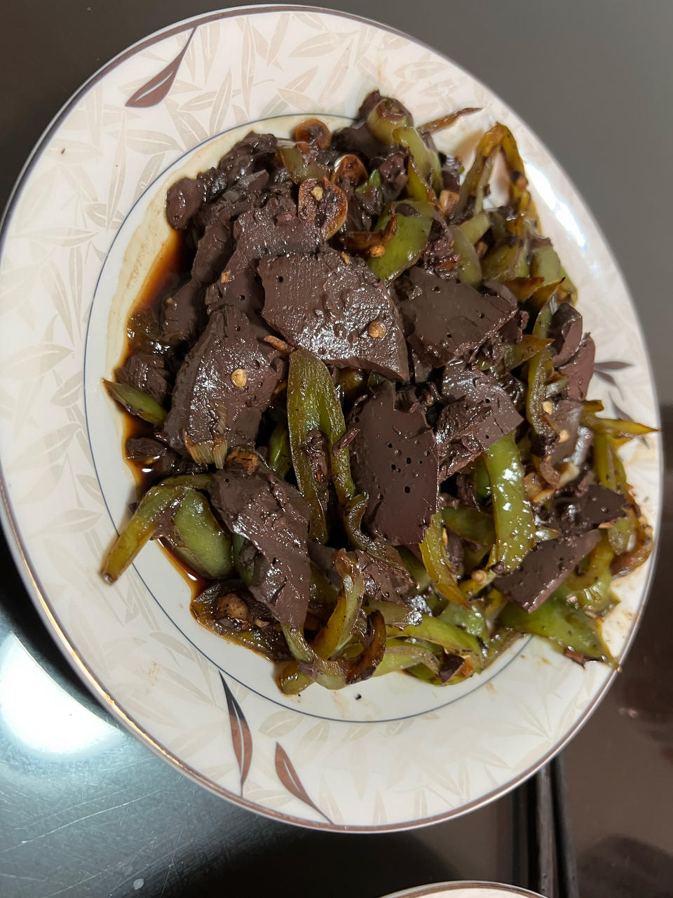 〈辣椒炒羊血〉，好鲜嫩。欣小厨 😉