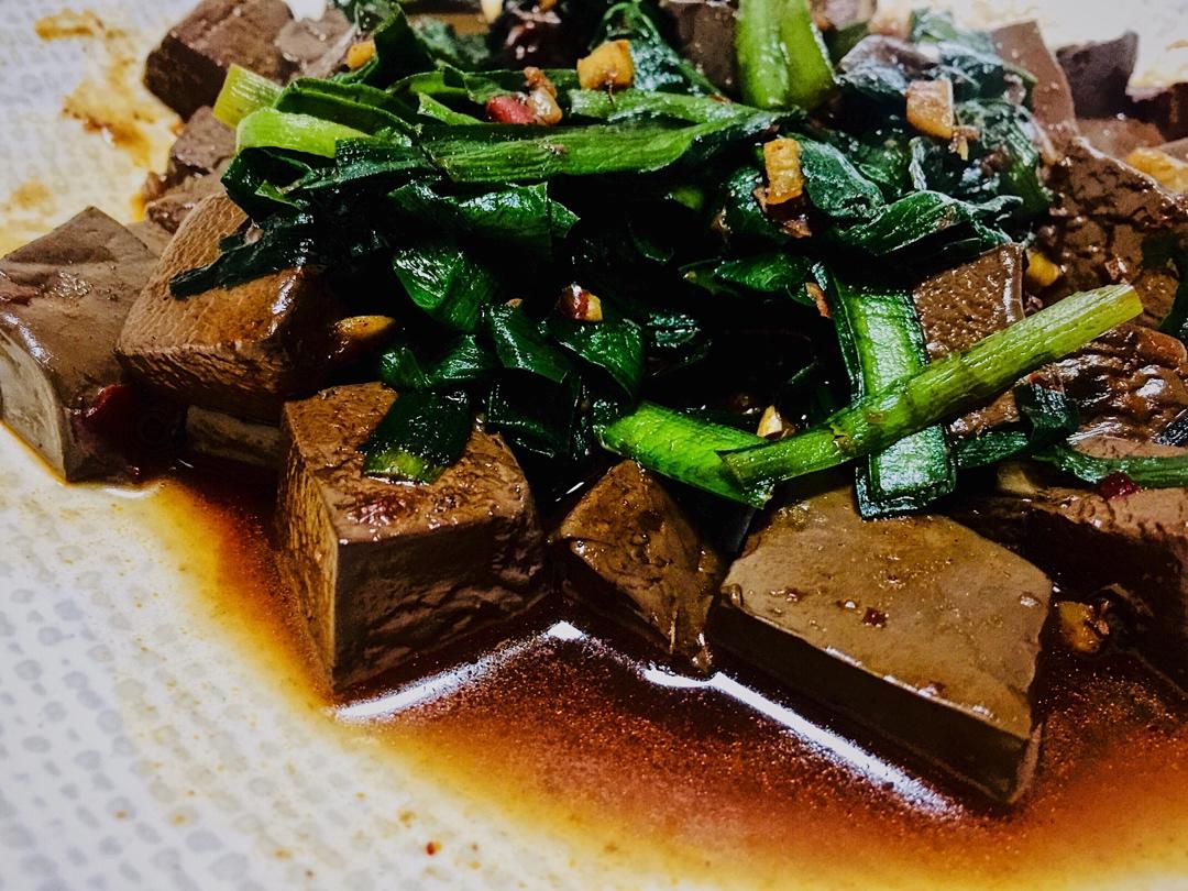 厨师长教你：“韭菜烧鸭血”的正宗做法，非常下饭