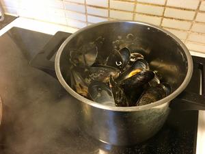 淡菜意面 Pasta with Mussels的做法 步骤7
