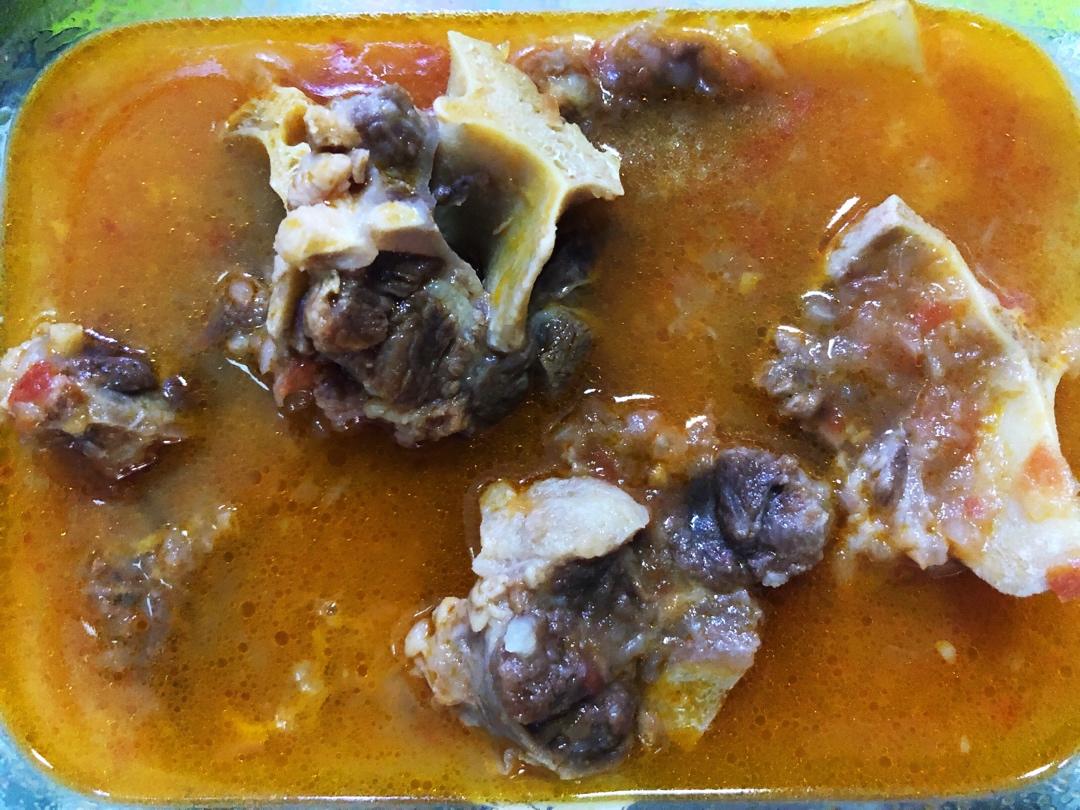 小美.番茄牛尾汤