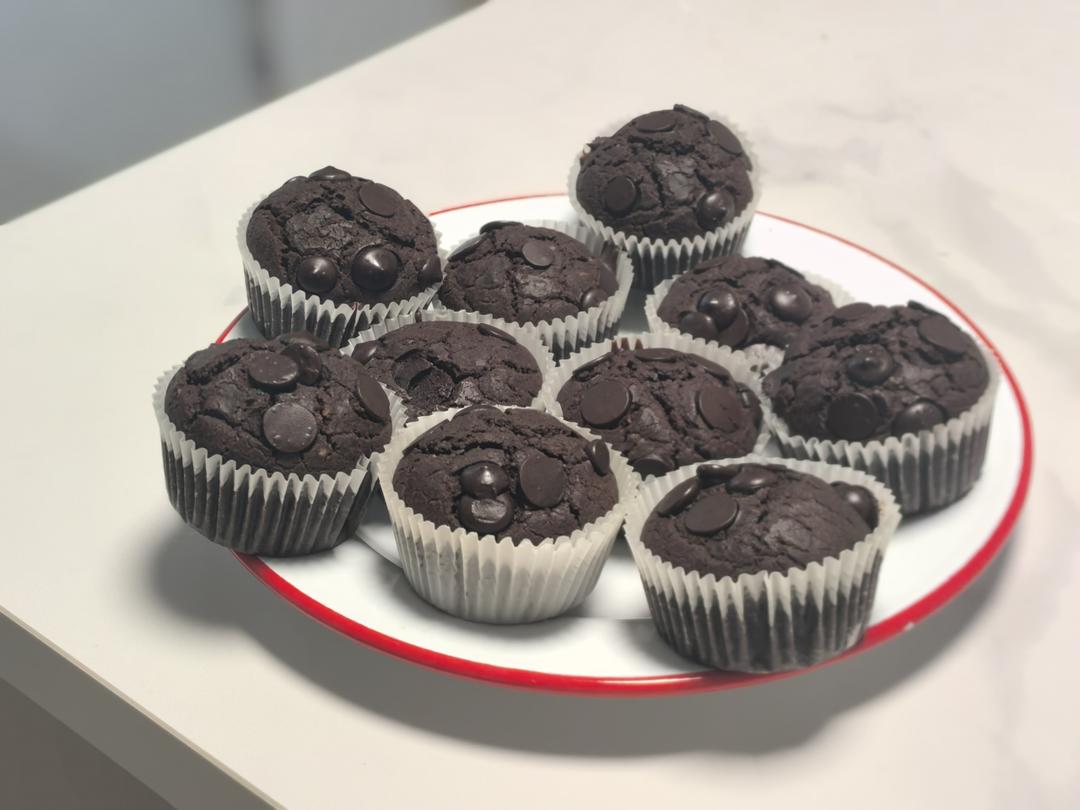 双重巧克力麦芬。零失败的杯子蛋糕，不用黄油，不用打蛋器，搅搅拌拌就能烤