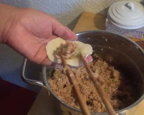 东北酸菜猪肉饺子的做法