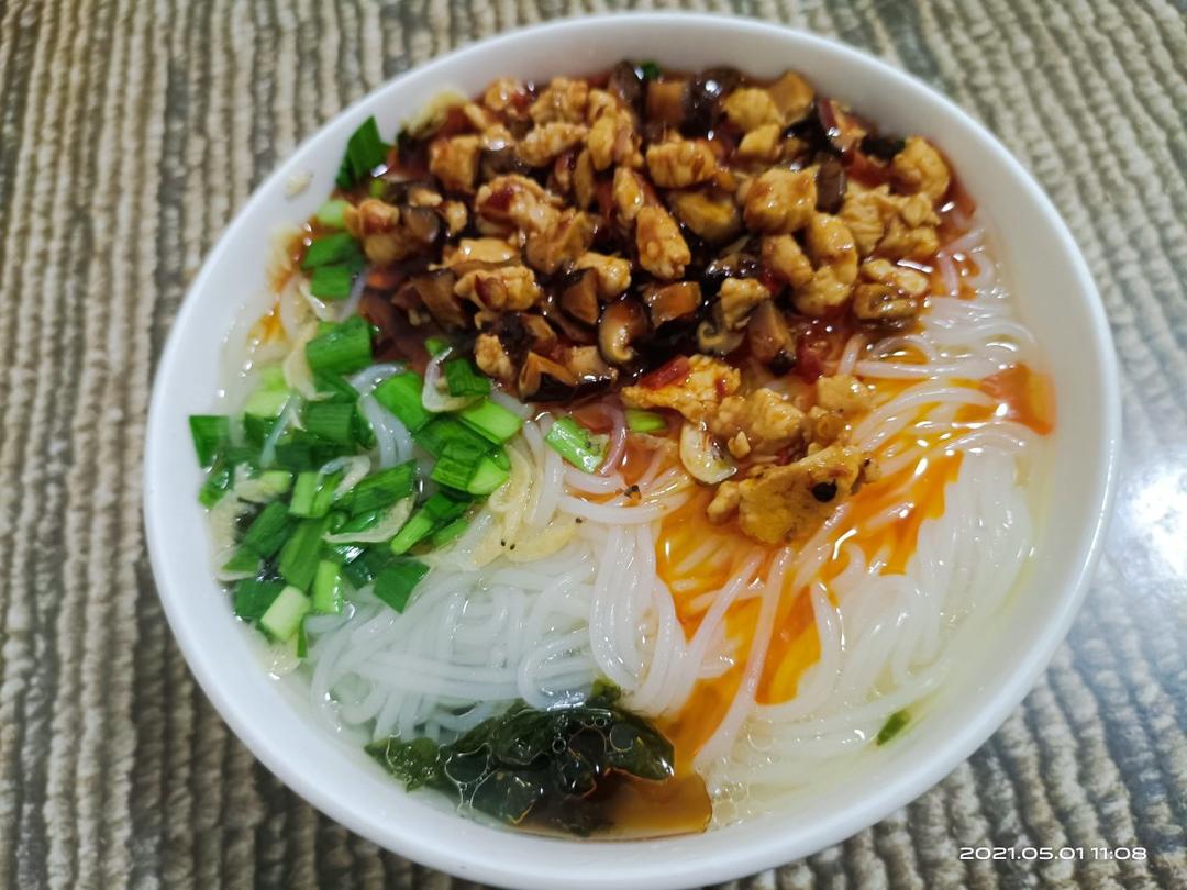 香菇鸡丁米线