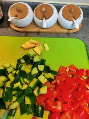 减脂美味，好吃不胖的鸡胸肉黄瓜红椒的做法 步骤2