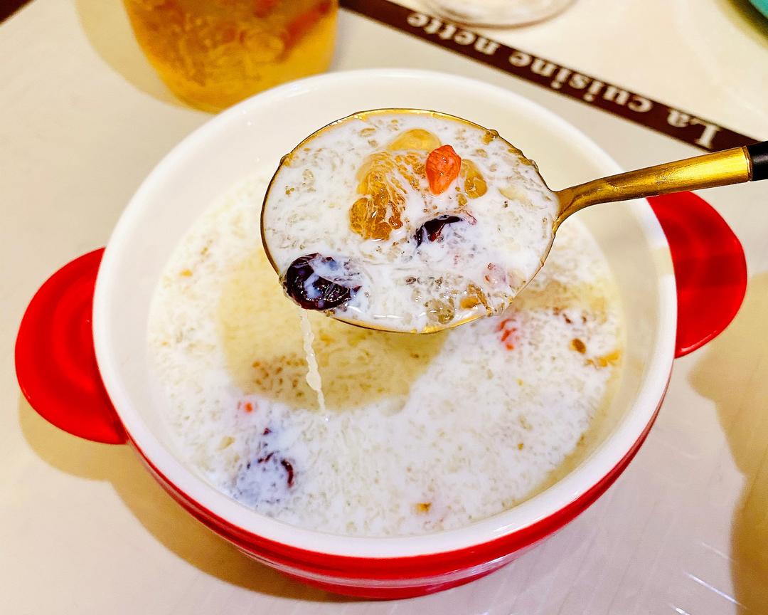 雪燕桃胶蔓越莓牛奶羹