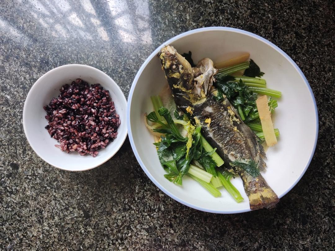 让你喝&吃了一口就停不下来的水芹菜鱼汤