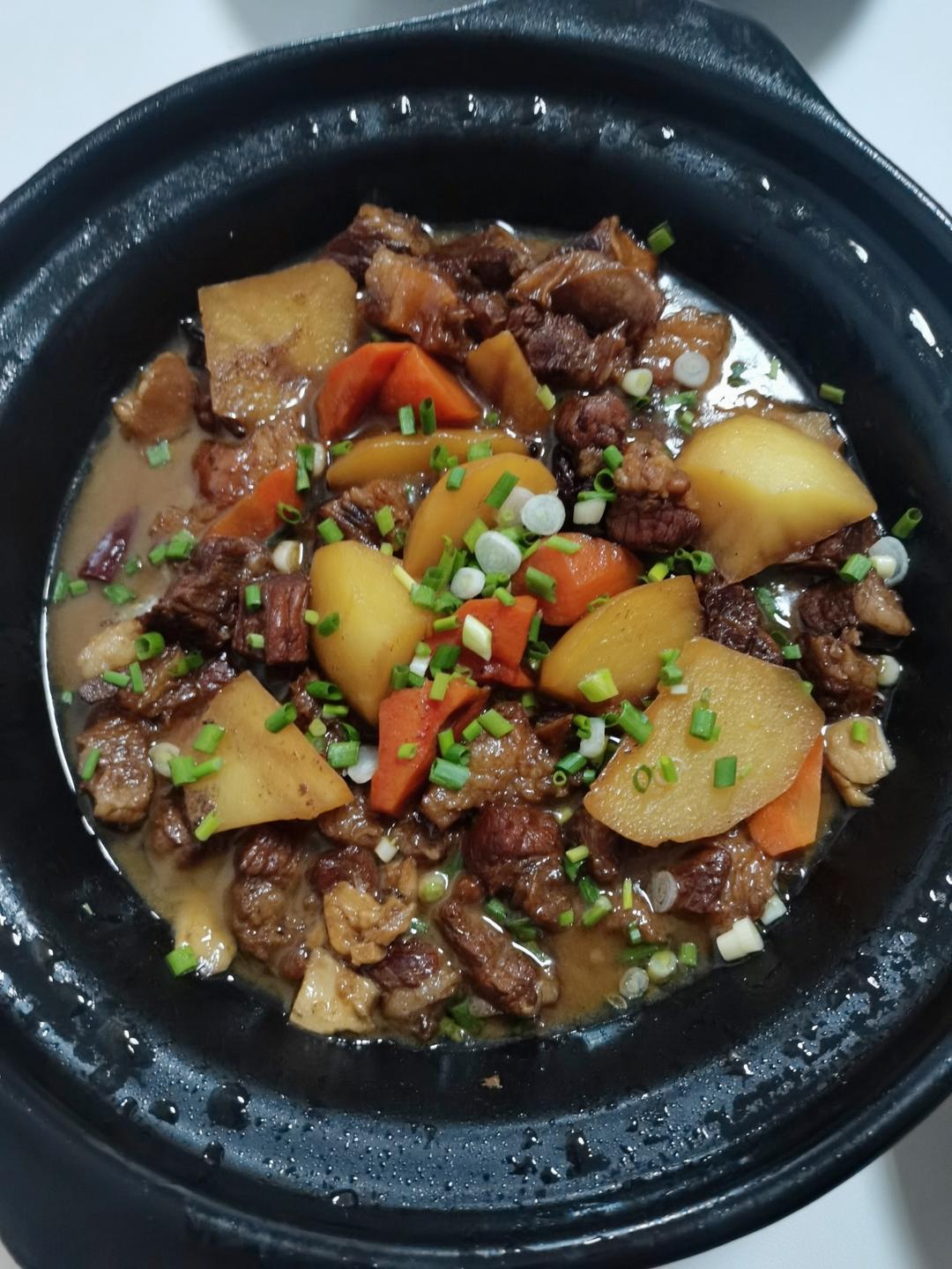 牛腩炖土豆(红烧牛腩）