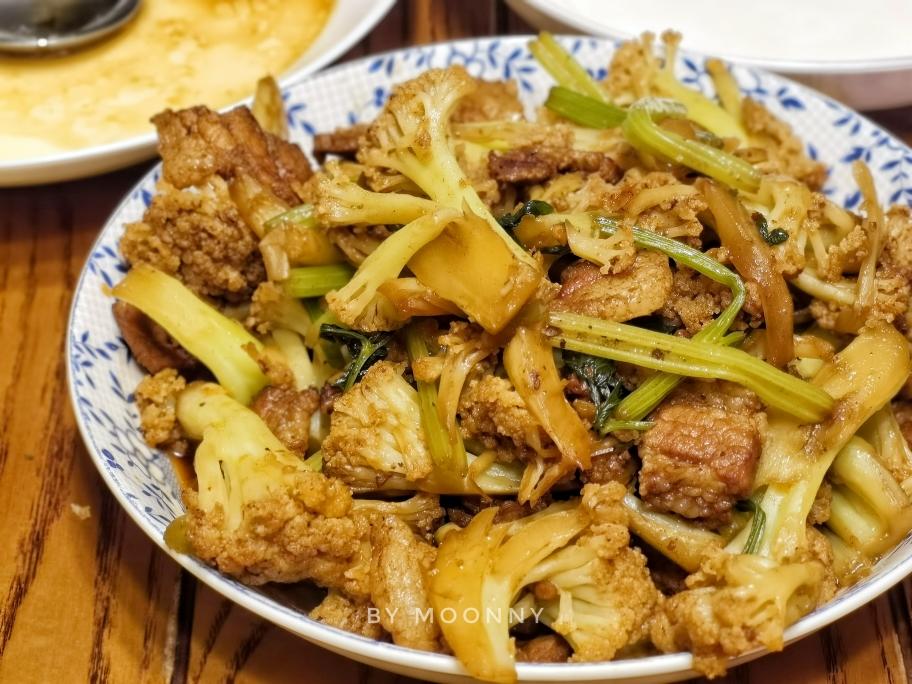 菜花切块准备好10克油 姜片 豆瓣酱 老干妈五花肉一起放入主锅小炒肉