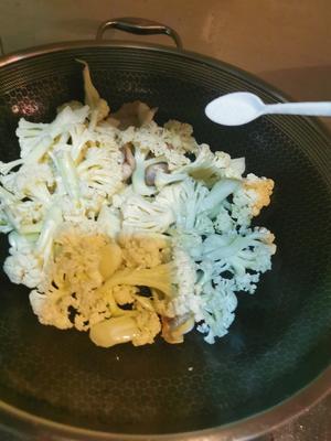 好吃又好做的干锅花菜的做法 步骤7
