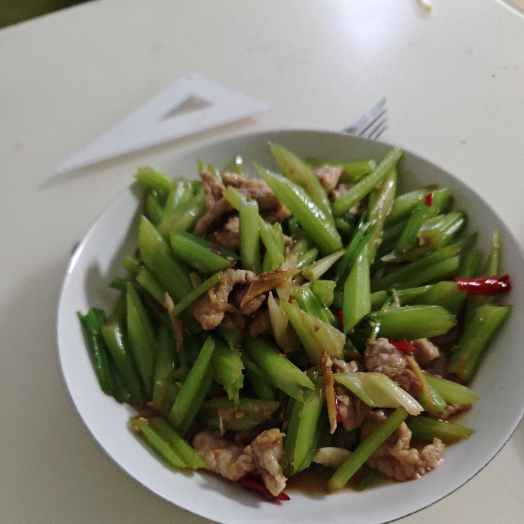 猪肉炒芹菜（小时候的家常菜）