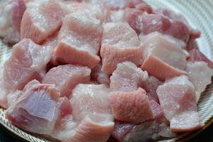 五花肉焖鲳鱼干的做法 步骤4