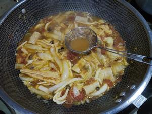 神奇茄汁海鲜菇卫龙捞面条的做法 步骤1