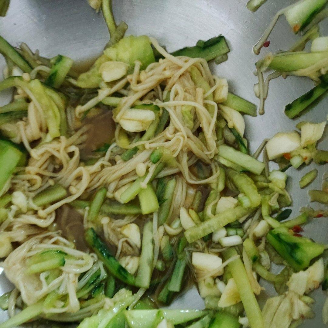根本停不下来的凉拌金针菇
