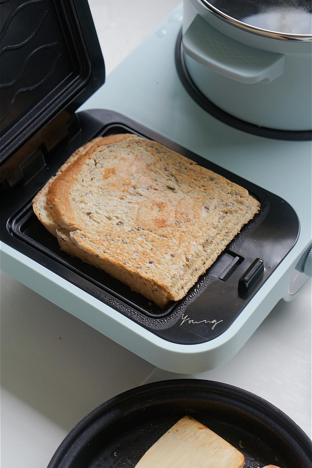 东菱三明治早餐机_大虾牛油果三明治 菠萝鸡头米小丸子甜汤的做法