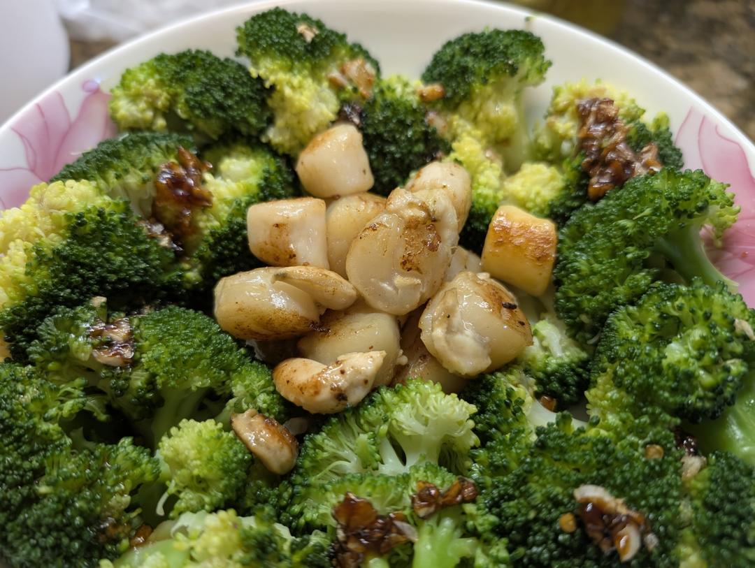 年夜饭菜单--蒜蓉西兰花炒带子，颜值高，味道好，营养满分