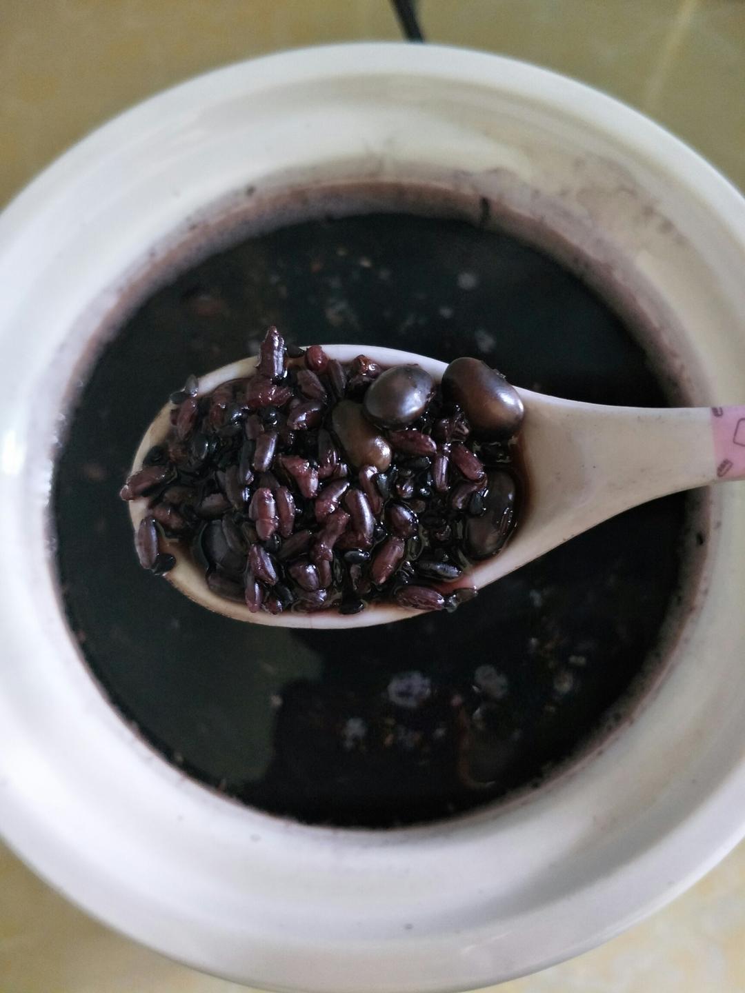三黑粥(黑米黑豆黑芝麻)