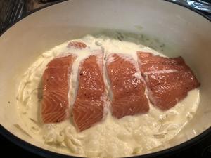 【一锅端】法式酸奶油茴香洋葱炖三文鱼的做法 步骤3