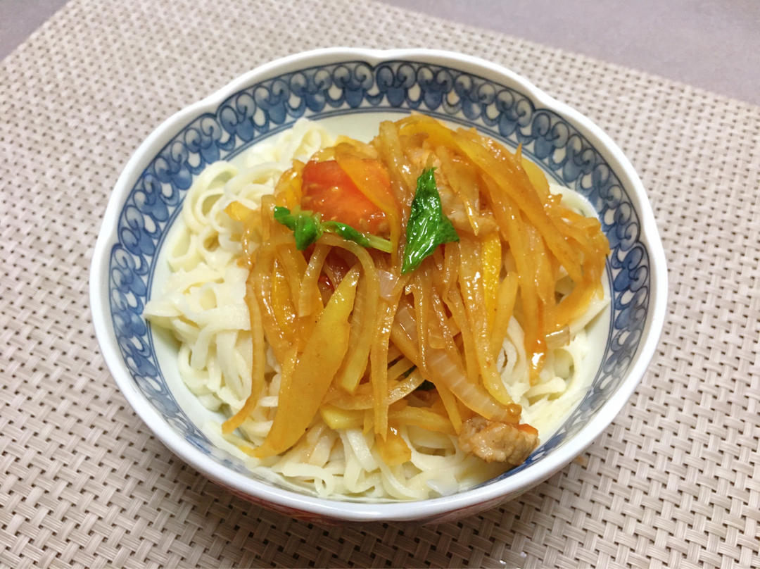 新疆土豆丝拌面