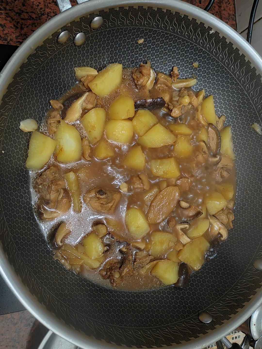 🔥这样做的黄焖鸡肉质鲜嫩，汤汁浓郁，比买的还好吃❗️