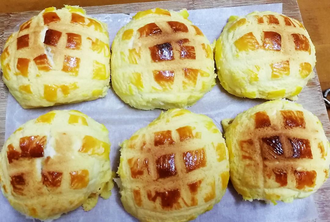 好吃到炸裂的港式菠萝包（附带制作酥皮的小视频）