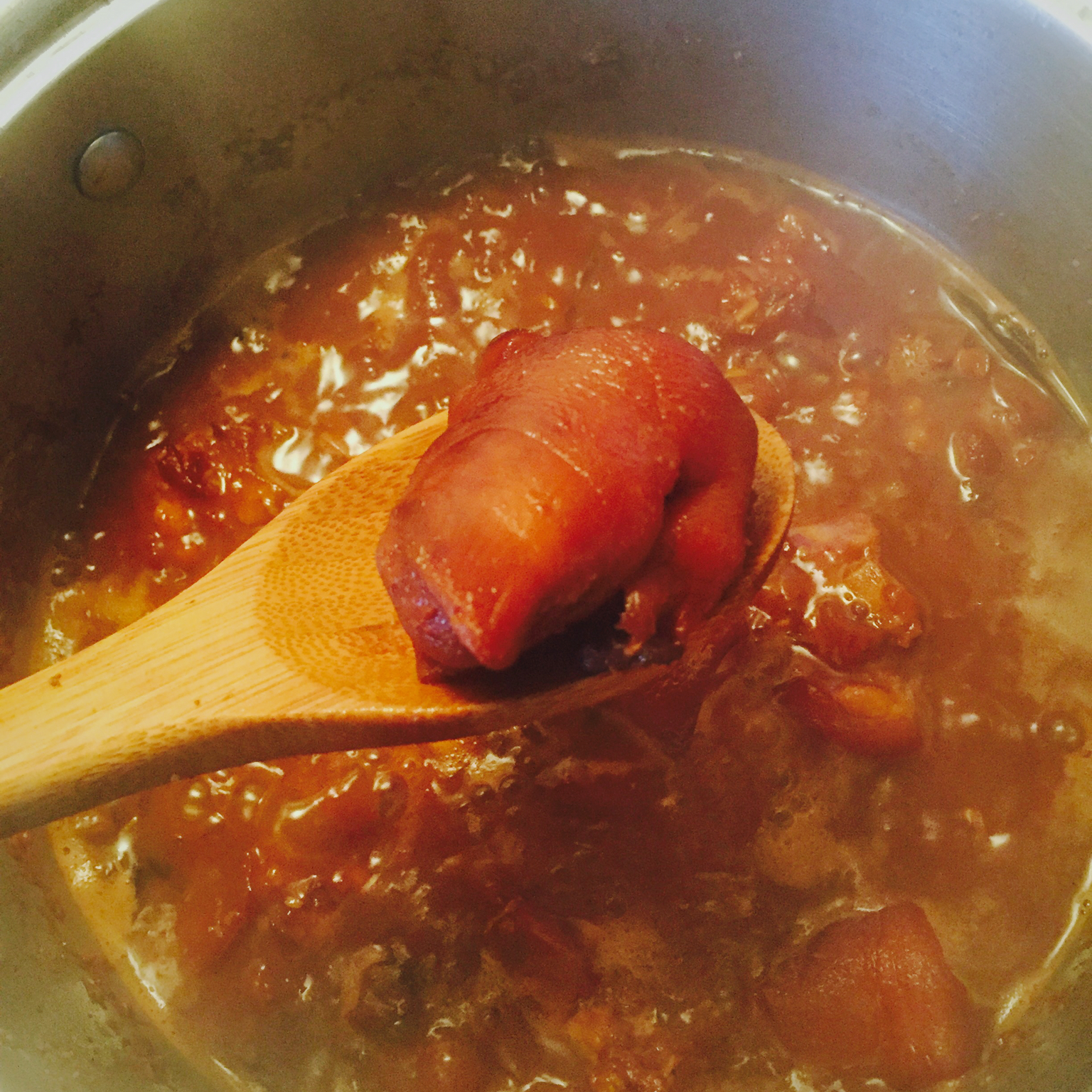 南乳花生猪脚煲