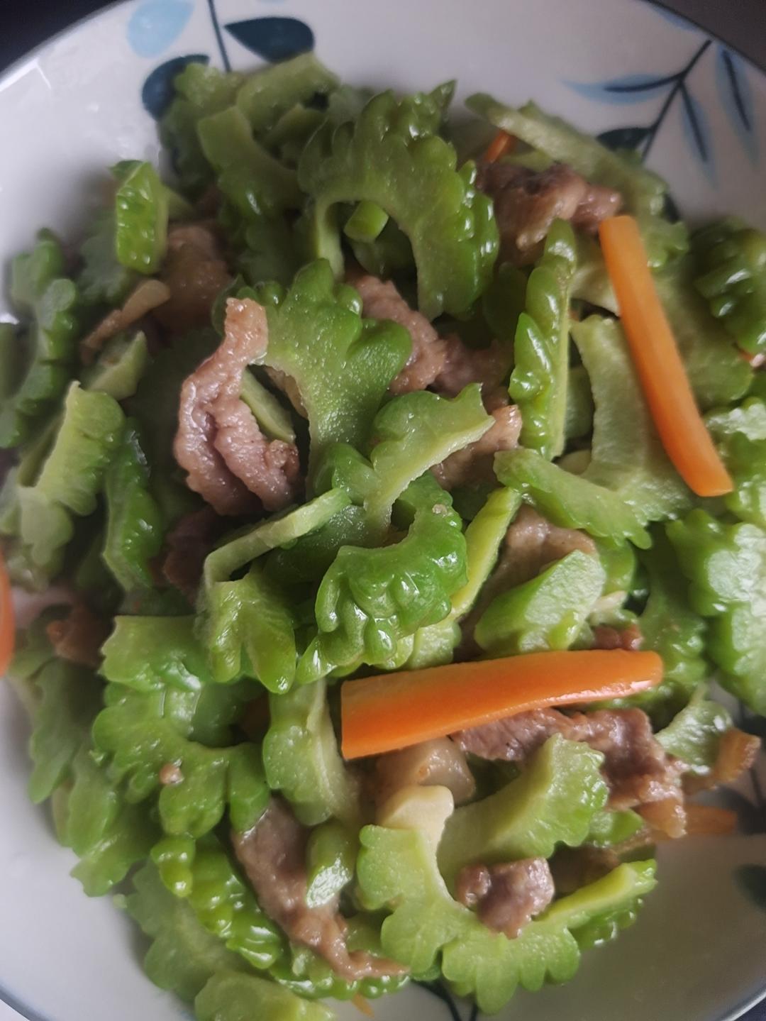 大厨教你苦瓜炒肉的家常做法，苦瓜不苦有技巧，苦瓜脆爽肉片鲜嫩