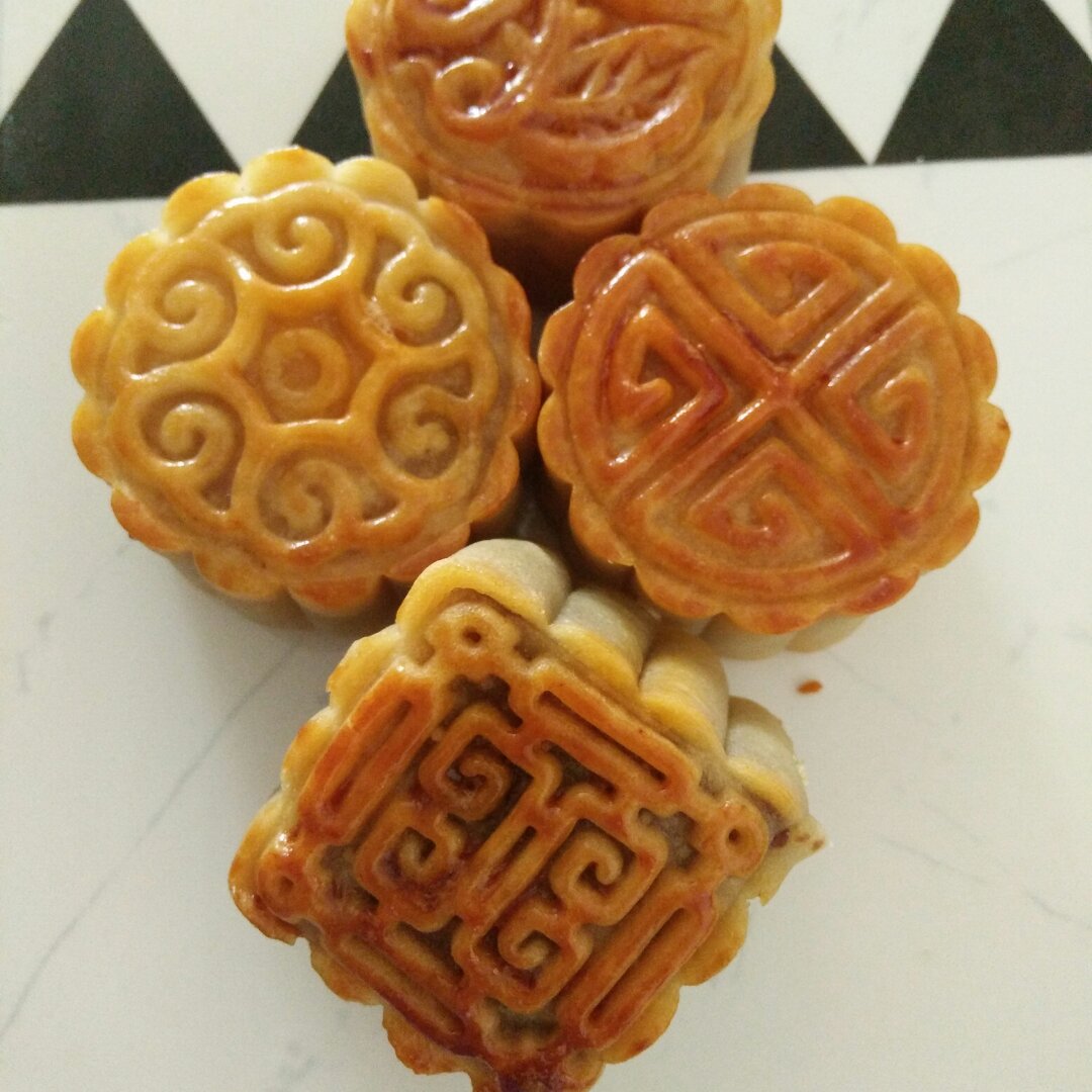 广式月饼—蛋黄芝麻月饼