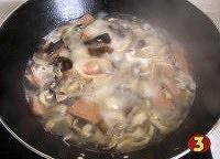 木耳溜菇肉丸汤的做法 步骤3