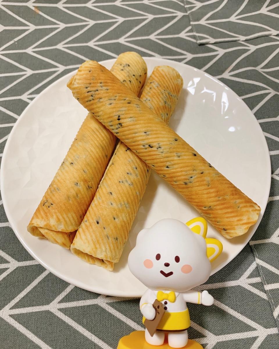 卫小怪做的香脆可口的蛋卷卷