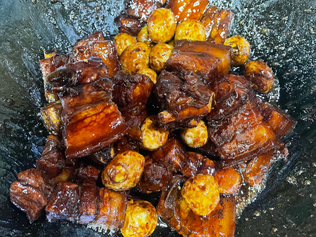 加了鹌鹑蛋后，这盘红烧肉，美味的逆天啦——鹌鹑蛋烧肉（孔瑶食谱）