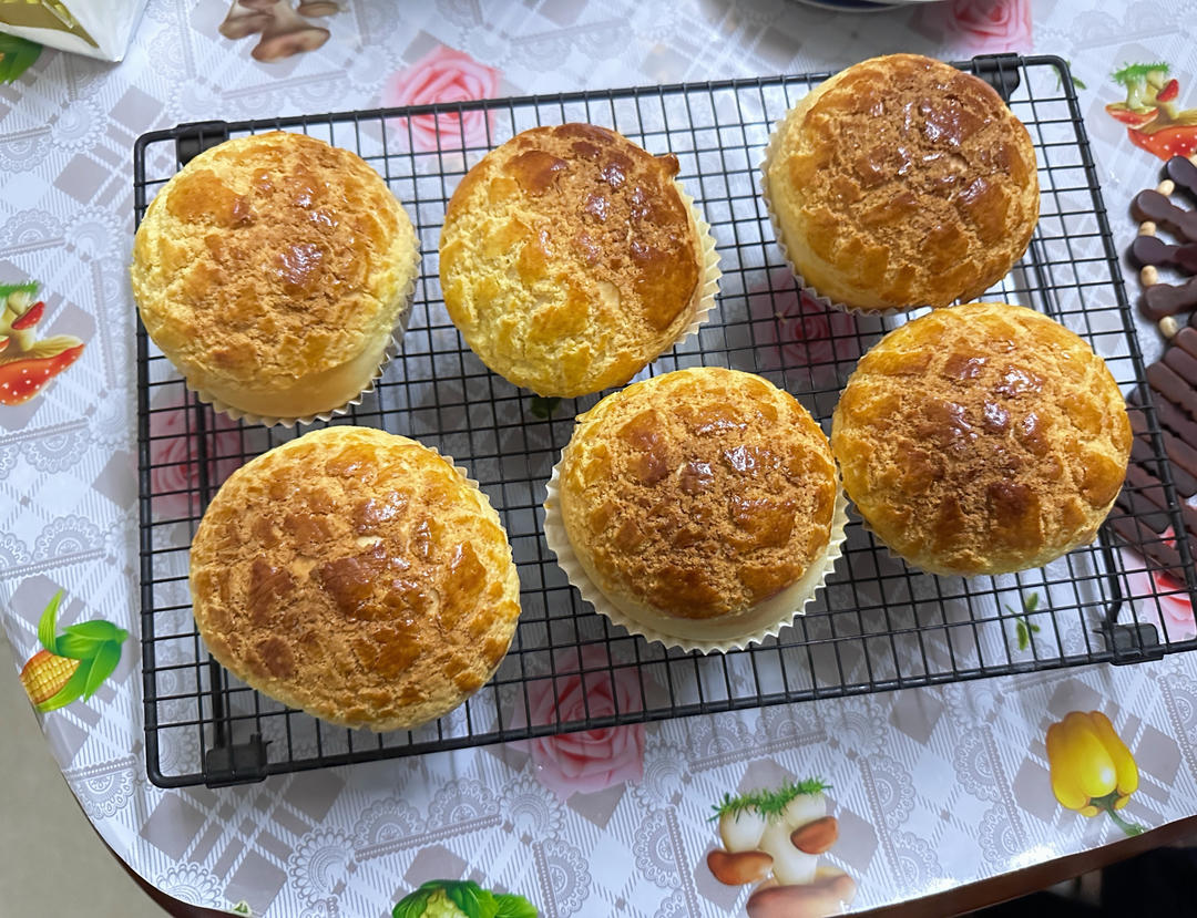 做100款面包の12：在家开茶餐厅!港式菠萝包 –不划格子自然裂开的香酥脆皮！菠萝油/酥皮包