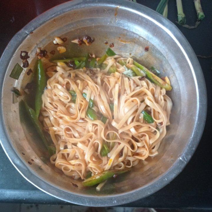 简单凉拌面只要五分钟，美食的快乐你值得～