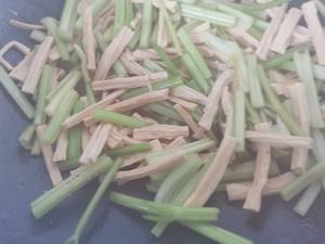 芹菜炒腐竹，高纤维高蛋白，清爽下饭的做法 步骤3