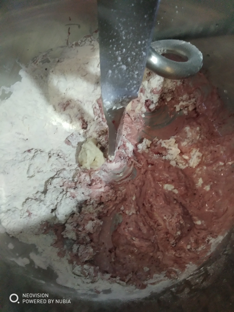 红丝绒麻薯蛋黄的做法 步骤2