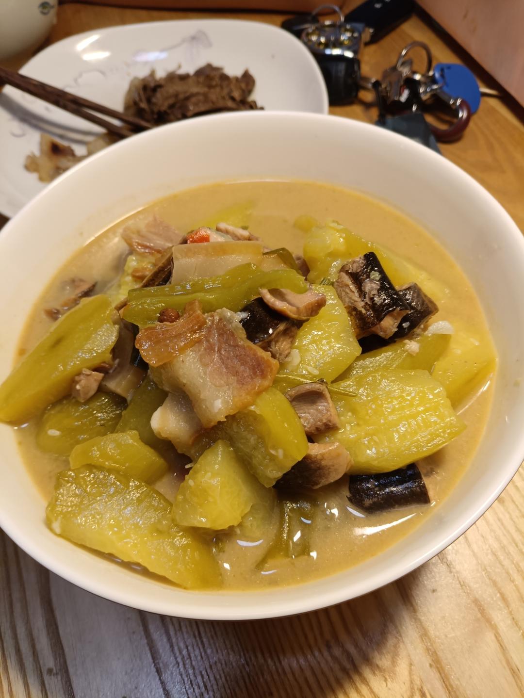 超级好吃的腊肉黄鳝炖老黄瓜