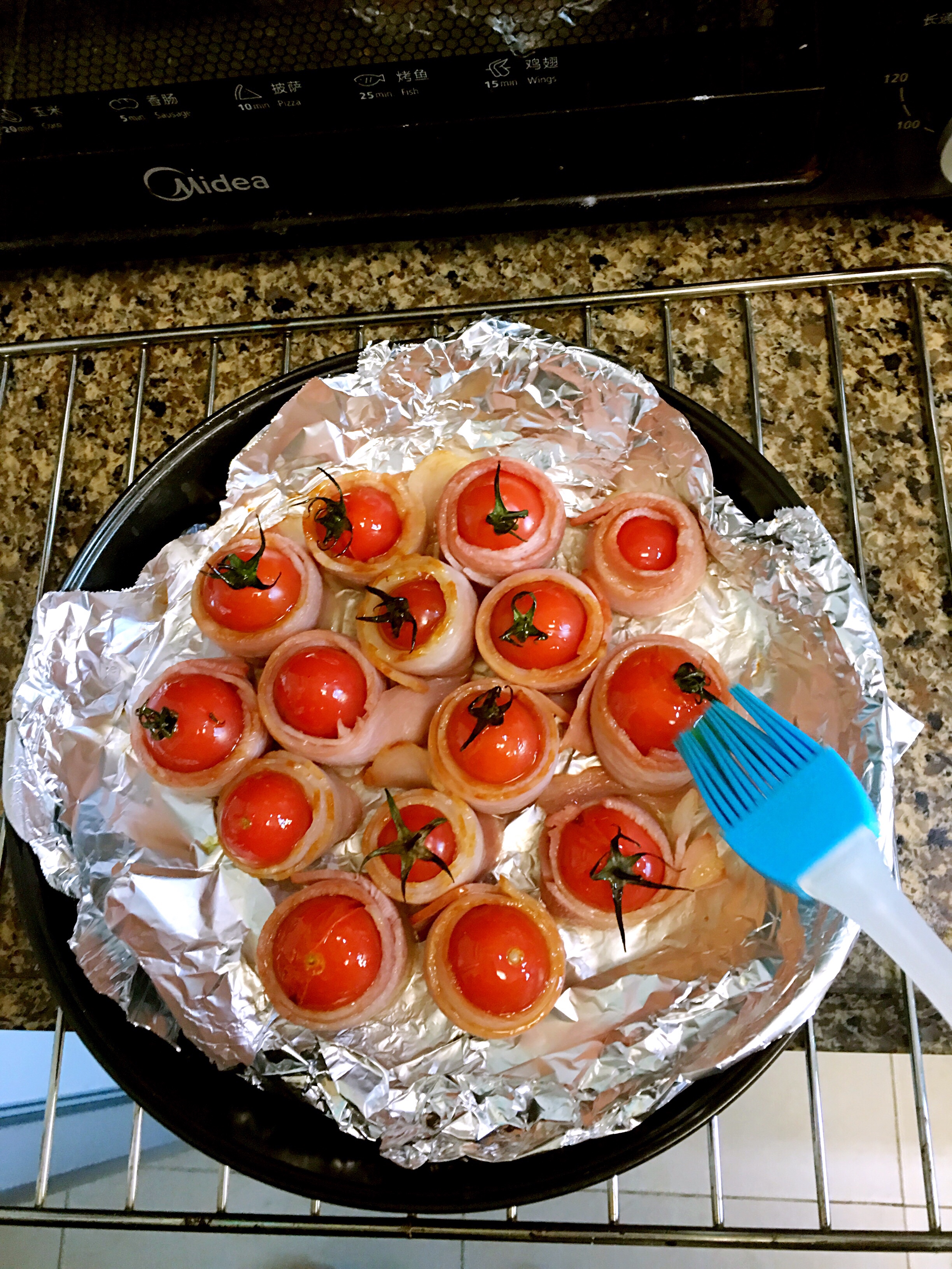 烤番茄培根卷的做法 步骤2