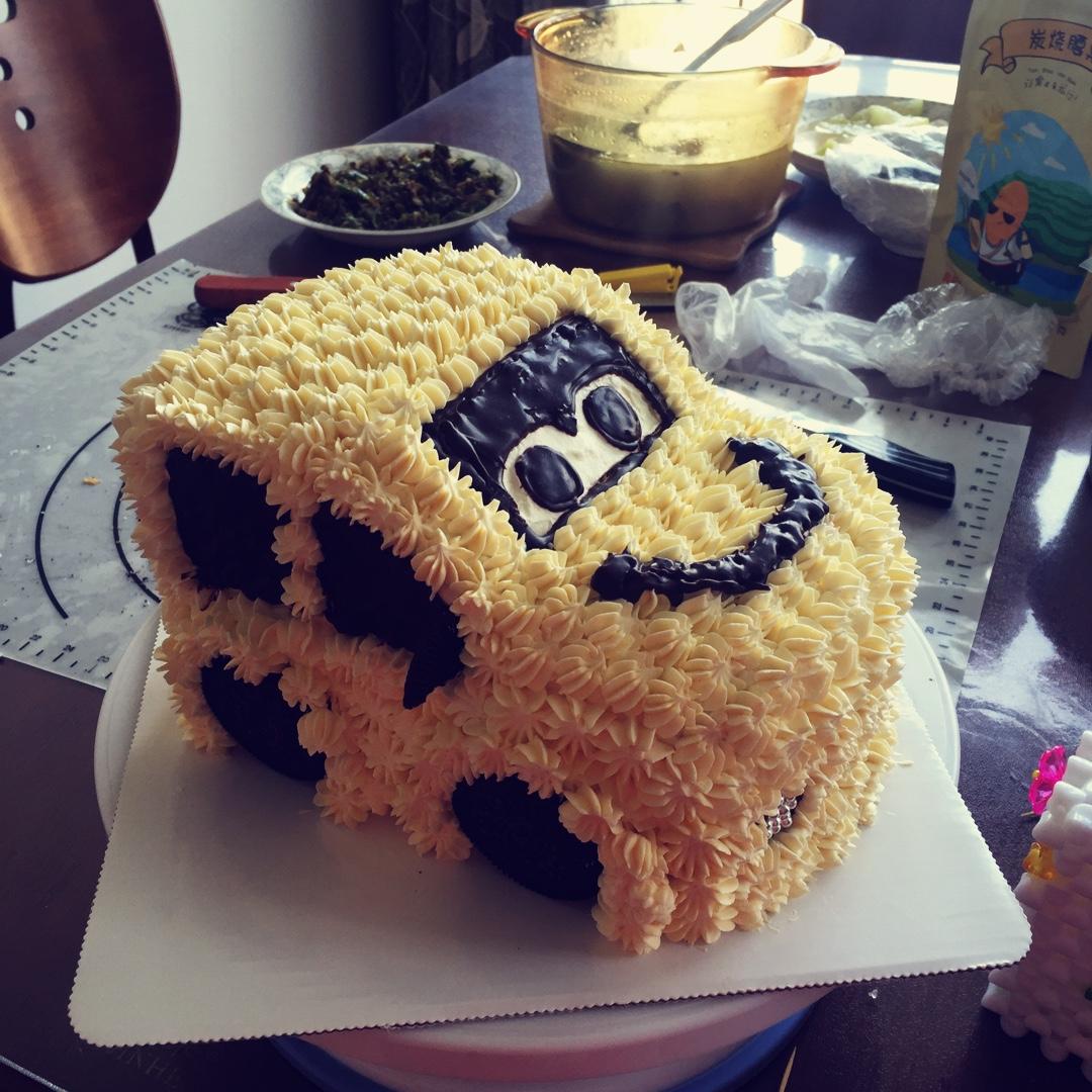 小巧玲珑的汽车蛋糕