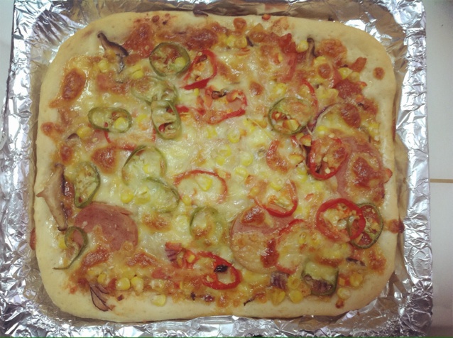 薄饼脆皮火腿pizza