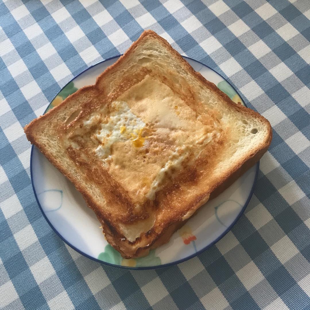 鸡蛋火腿藏在吐司里