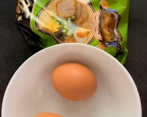 9岁娃做早餐之泡面饼的做法